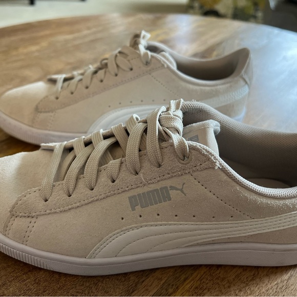 Puma Classic Suede Sneakers- like new - Picture 5 of 5